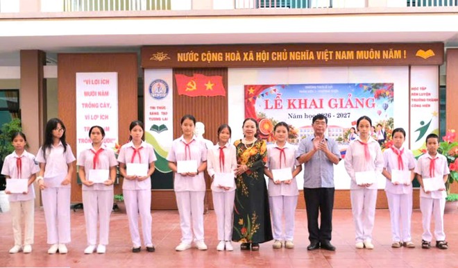 Hội Khuyến học tỉnh Tuy&ecirc;n Quang tiếp sức học sinh kh&oacute; khăn trong dịp khai giảng - Ảnh 3.