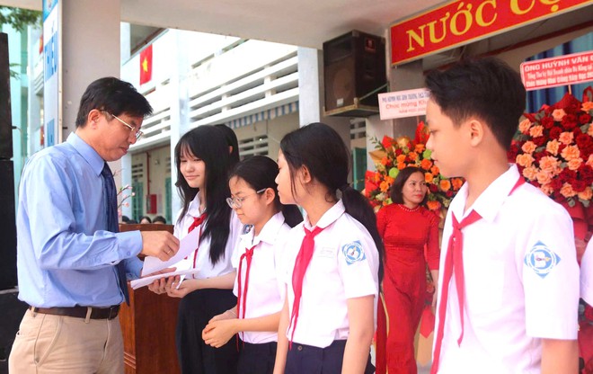 Tam Kỳ (Đà Nẵng) trao gần 126 triệu đồng học bổng và quỹ an sinh đầu năm học mới - Ảnh 4.