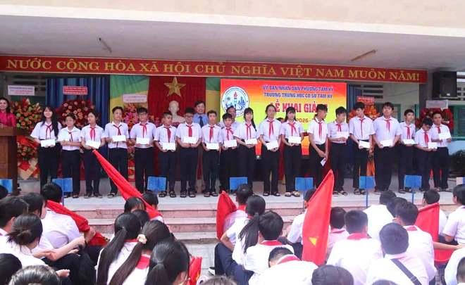 Tam Kỳ (Đà Nẵng) trao gần 126 triệu đồng học bổng và quỹ an sinh đầu năm học mới - Ảnh 3.