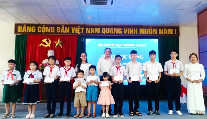 Tam Kỳ (Đà Nẵng) trao gần 126 triệu đồng học bổng và quỹ an sinh đầu năm học mới - Ảnh 2.