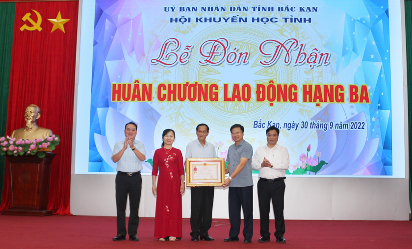 Hội Khuyến học tỉnh Bắc Kạn đón nhận Huân chương Lao động hạng Ba - Ảnh 1.
