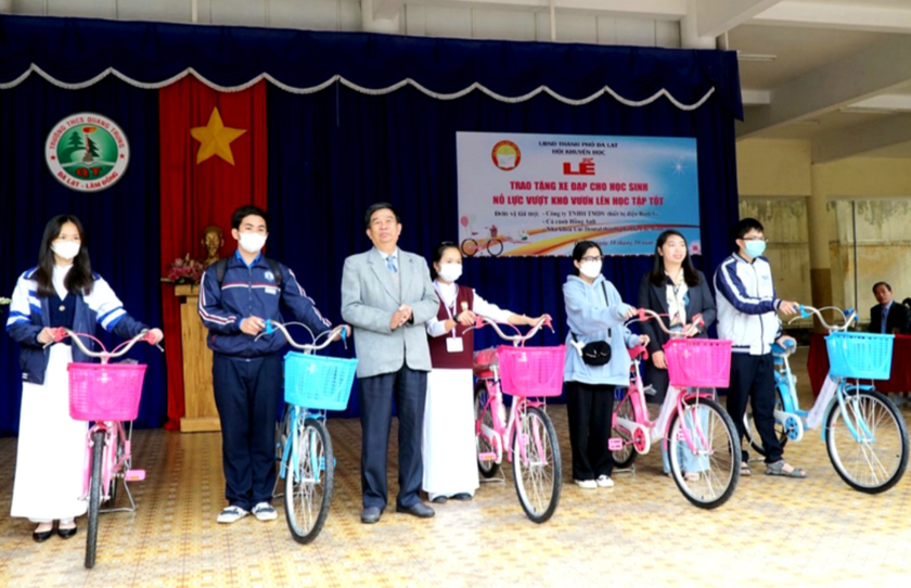 Hội Khuyến học Đà Lạt, tỉnh Lâm Đồng trao xe đạp cho học sinh nghèo hiếu học - Ảnh 1.