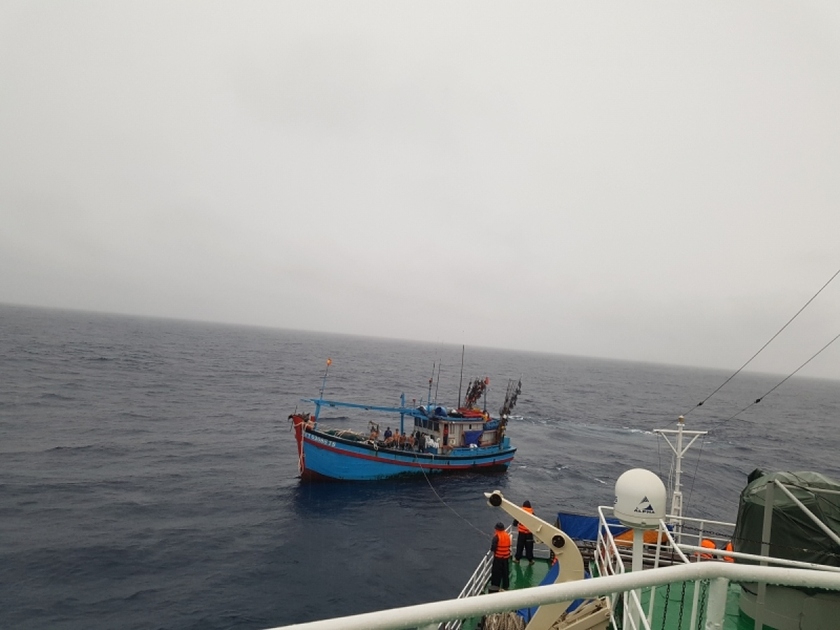 Áp thấp nhiệt đới nằm trên khu vực Giữa Biển Đông, kịp thời ứng cứu 12 ngư dân bị trôi dạt trên biển - Ảnh 1.