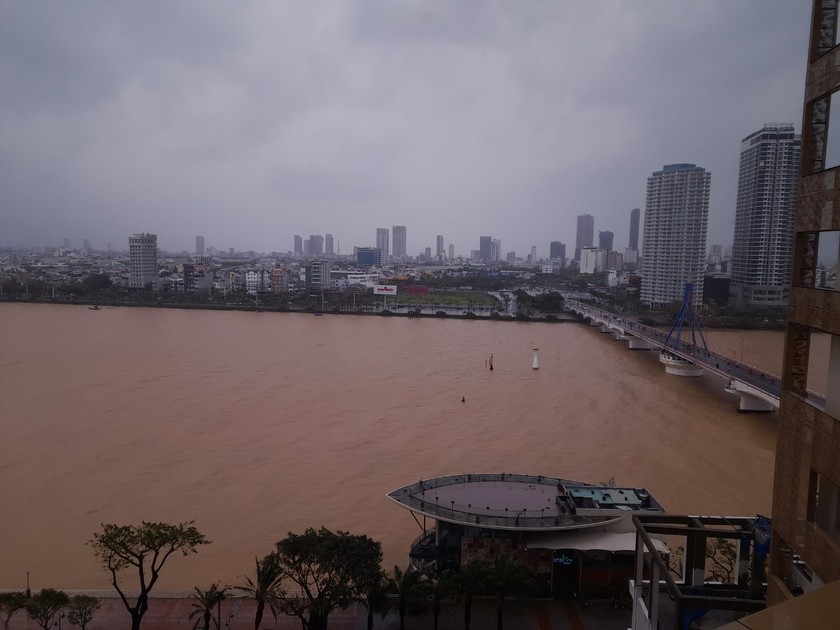 Mưa lớn trước bão số 5 khiến nhiều tuyến phố trung tâm Thành phố Đà Nẵng ngập sâu - Ảnh 3.