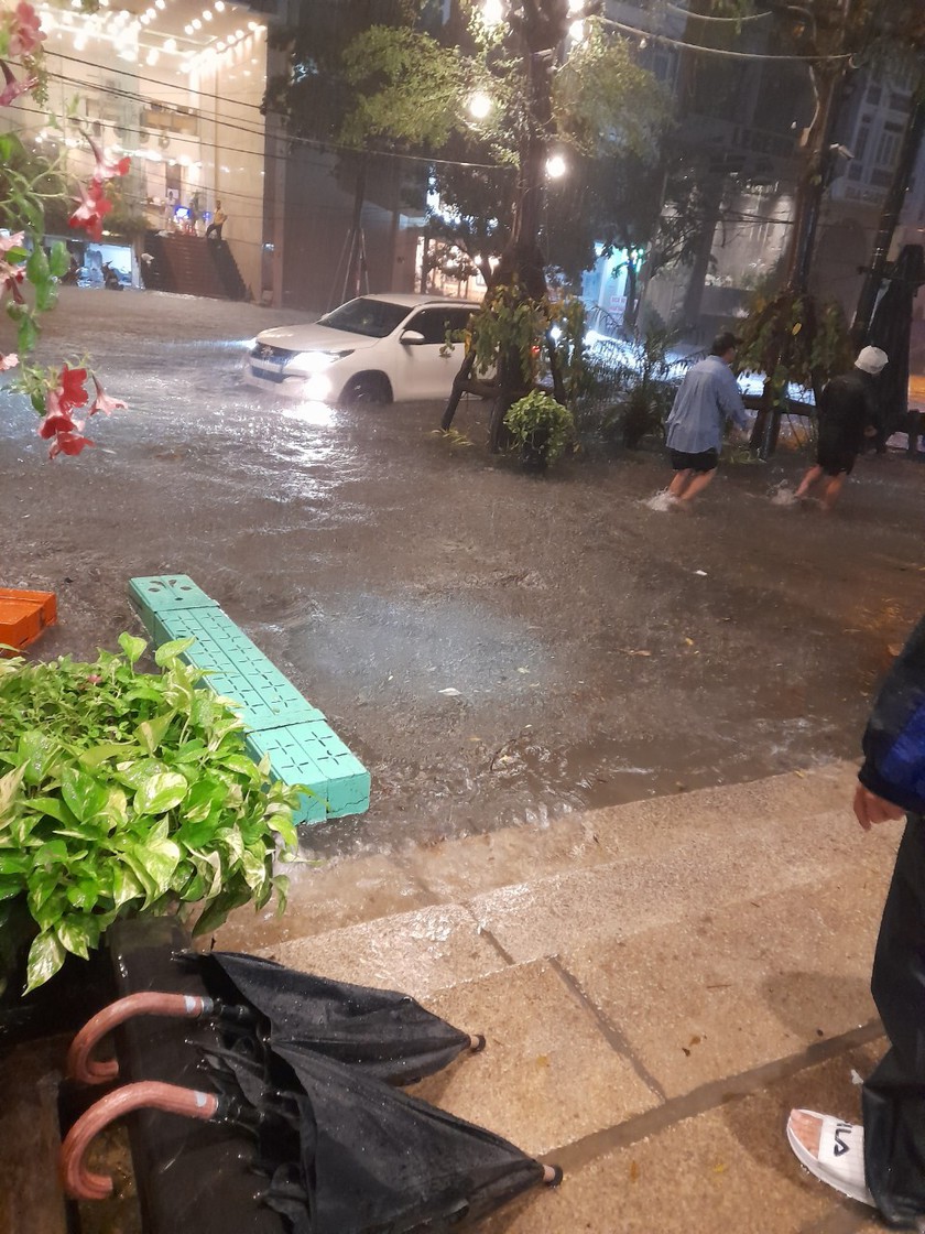 Mưa lớn trước bão số 5 khiến nhiều tuyến phố trung tâm Thành phố Đà Nẵng ngập sâu - Ảnh 4.