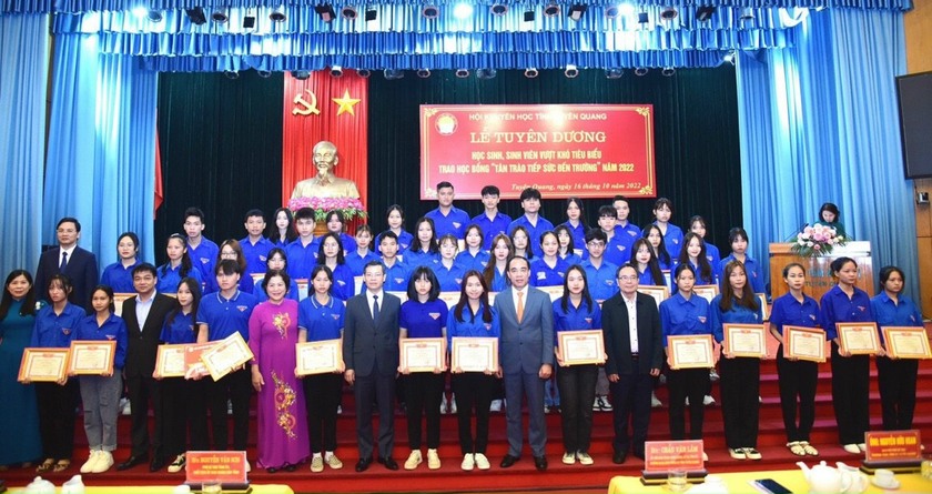 Hội Khuyến học Tuyên Quang trao học bổng “Tân Trào tiếp sức đến trường” - Ảnh 1.