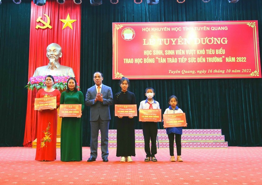 Hội Khuyến học Tuyên Quang trao học bổng “Tân Trào tiếp sức đến trường” - Ảnh 2.