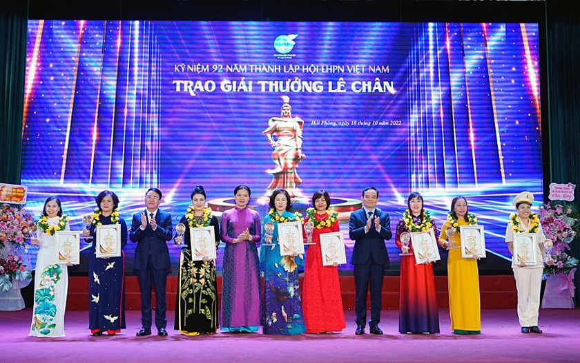 8 phụ nữ tiêu biểu được trao tặng giải thưởng Lê Chân lần thứ 12 - Ảnh 1.