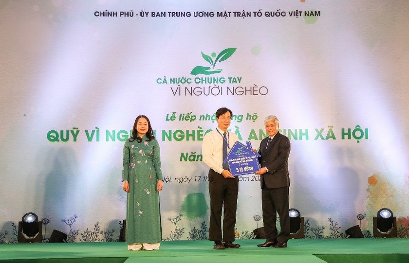 Agribank ủng hộ 5 tỷ đồng vì người nghèo - Ảnh 1.