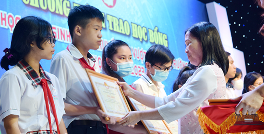 Đồng Nai: Gần 250 học sinh, sinh viên khuyết tật được trao học bổng - Ảnh 2.
