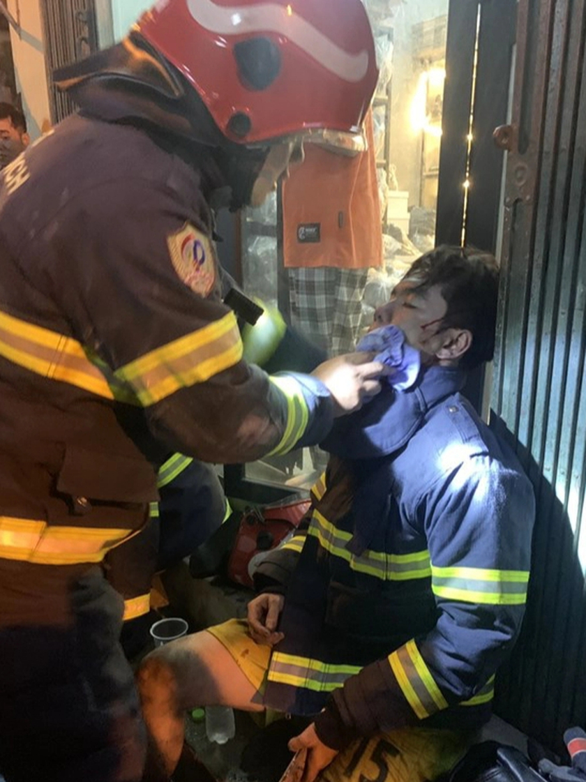 Hà Nội: Phá cửa sân thượng, giải cứu 11 người dân khỏi đám cháy - Ảnh 1.
