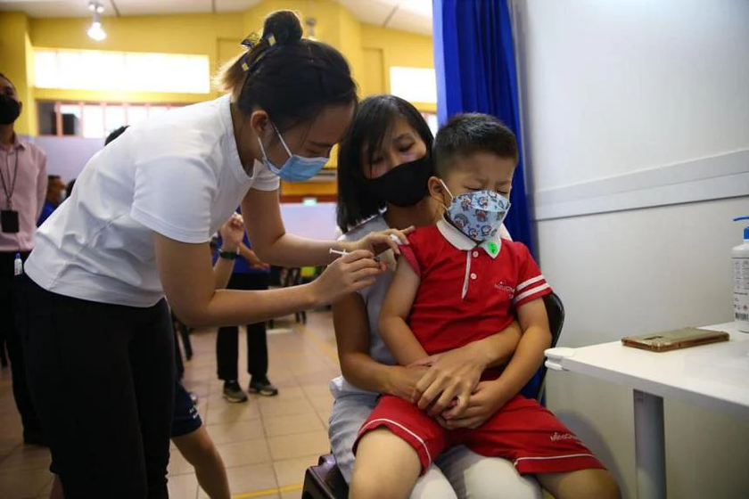 Singapore, Nhật Bản bắt đầu tiêm vaccine ngừa COVID-19 cho trẻ từ 6 tháng tới 4 tuổi - Ảnh 1.