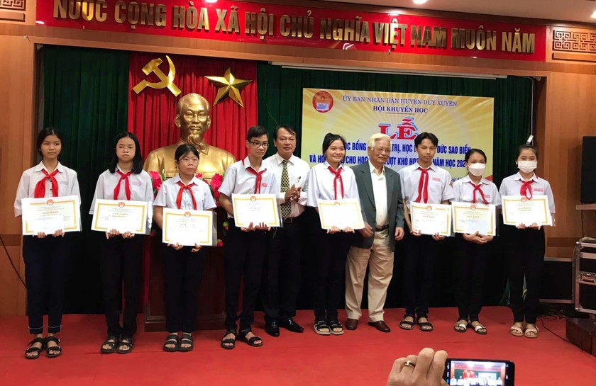 Quảng Nam: Hội Khuyến học huyện Duy Xuyên trao tặng 66 suất học bổng - Ảnh 1.