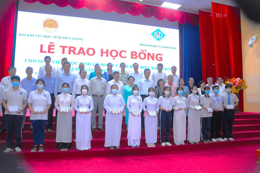 Tiền Giang: Trao hàng trăm triệu đồng học bổng, phần thưởng cho học sinh, sinh viên - Ảnh 1.