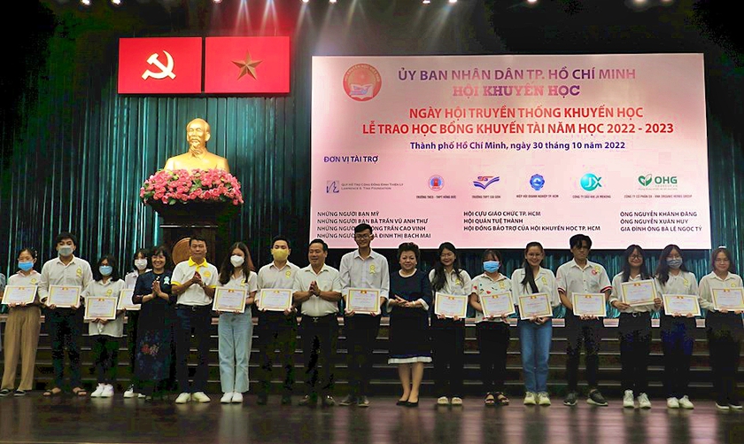Hội Khuyến học Thành phố Hồ Chí Minh trao học bổng khuyến tài cho 357 sinh viên - Ảnh 3.