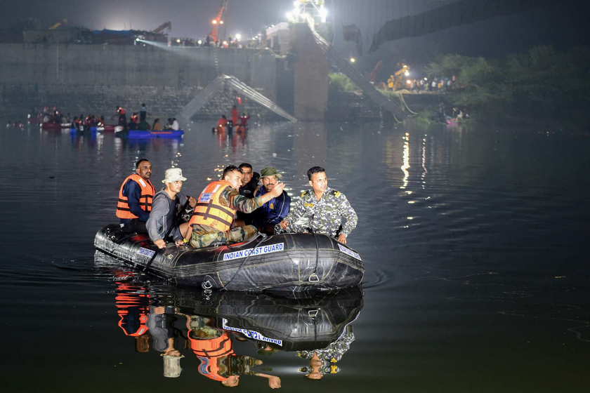 Ít nhất 130 người đã thiệt mạng trong vụ sập cầu treo ở Ấn Độ - Ảnh 2.