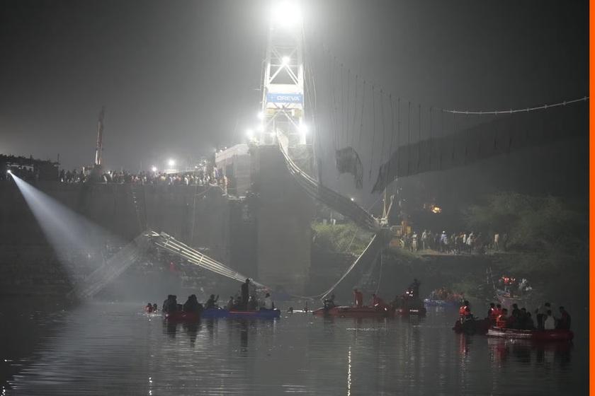 Ít nhất 130 đã thiệt mạng trong vụ sập cầu treo ở Ấn Độ  - Ảnh 1.