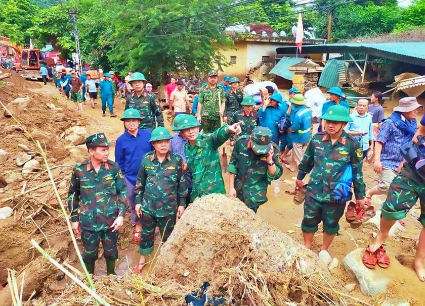 Lực lượng cứu hộ tiếp cận khu vực chia cắt sau lũ quét tại Kỳ Sơn, Nghệ An  - Ảnh 2.