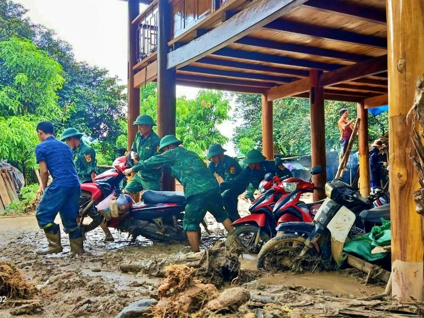Lực lượng cứu hộ tiếp cận khu vực chia cắt sau lũ quét tại Kỳ Sơn, Nghệ An  - Ảnh 4.