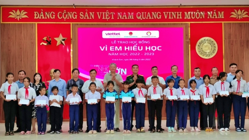 Viettel Khánh Hòa trao 270 suất học bổng “Vì em hiếu học” cho học sinh có hoàn cảnh khó khăn  - Ảnh 1.