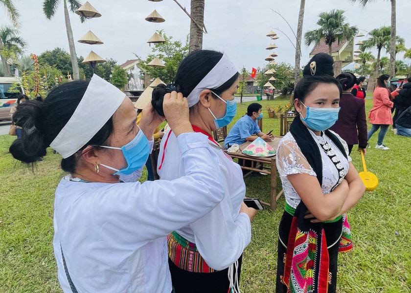 22 dân tộc thiểu số trình diễn trang phục truyền thống chào mừng Ngày Di sản Văn hoá Việt Nam - Ảnh 1.