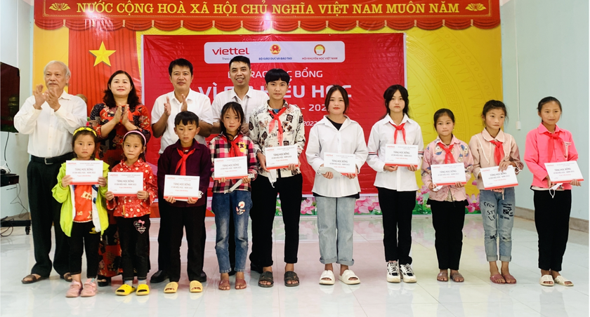 Chi nhánh Viettel Hà Giang trao 140 suất học bổng tại huyện Vị Xuyên - Ảnh 1.