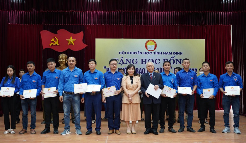 Hội Khuyến học tỉnh Nam Định trao học bổng “ Học không bao giờ cùng “ lần thứ nhất - Ảnh 2.