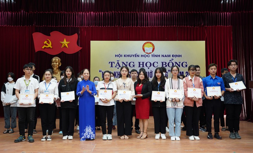Hội Khuyến học tỉnh Nam Định trao học bổng “ Học không bao giờ cùng “ lần thứ nhất - Ảnh 3.