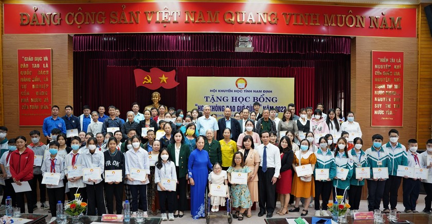 Hội Khuyến học tỉnh Nam Định trao học bổng “ Học không bao giờ cùng “ lần thứ nhất - Ảnh 1.