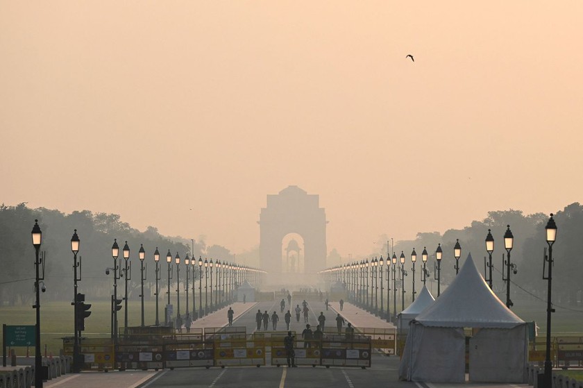 Thủ đô New Delhi tạm đóng cửa nhiều trường học vì chất lượng không khí ở mức báo động - Ảnh 1.