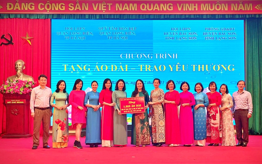 Hội Liên hiệp Phụ nữ quận Long Biên: &quot;Tặng áo dài - Trao yêu thương&quot; - Ảnh 1.