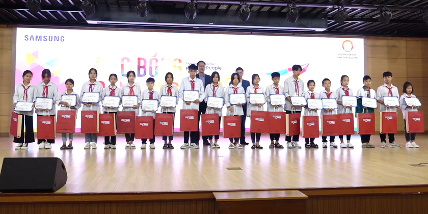 Thái Nguyên trao 300 triệu đồng học bổng cho học sinh vượt khó, hiếu học - Ảnh 1.