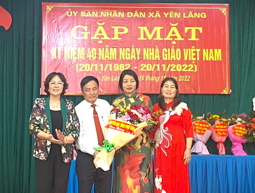 Hội Khuyến học tỉnh Phú Thọ tặng quà giáo viên, học sinh hoàn cảnh khó khăn nhân Ngày Nhà giáo Việt Nam - Ảnh 1.