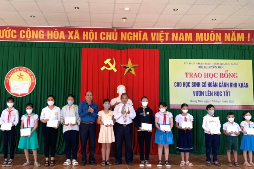 Hội Khuyến học tỉnh Quảng Nam trao 230 triệu đồng học bổng cho học sinh vượt khó - Ảnh 1.
