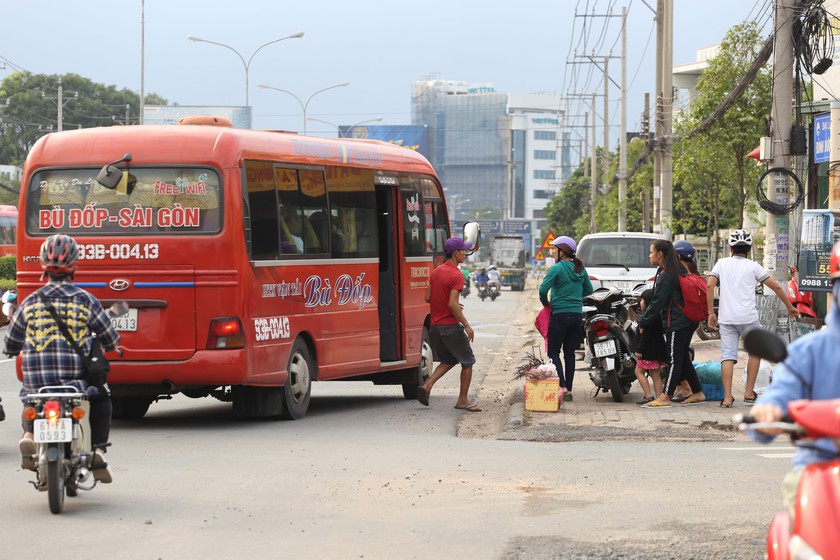 Kiểm tra, xử lý “xe dù, bến cóc”, “xe trá hình tuyến cố định”, “xe ghép, xe tiện chuyến” - Ảnh 1.