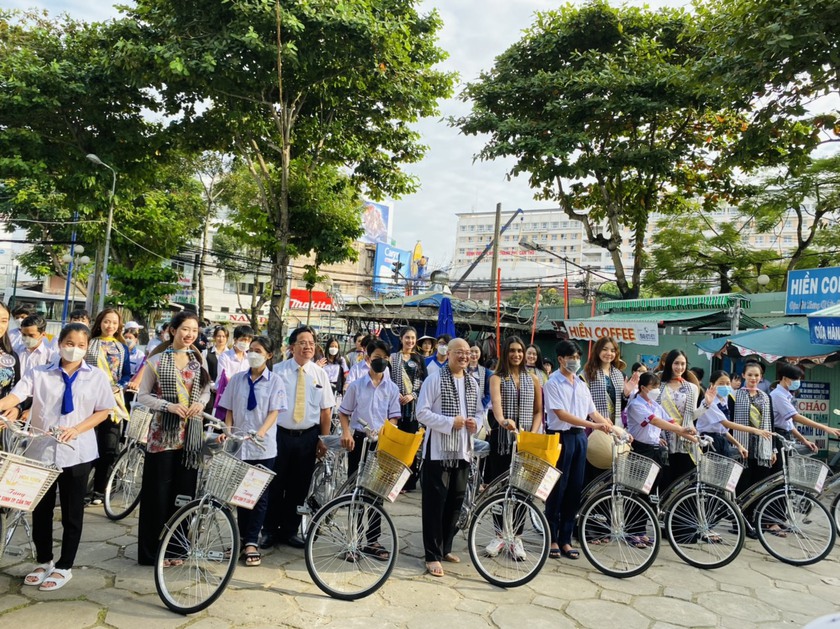 Trao xe đạp cho học sinh vượt khó tại thành phố Cần Thơ - Ảnh 1.