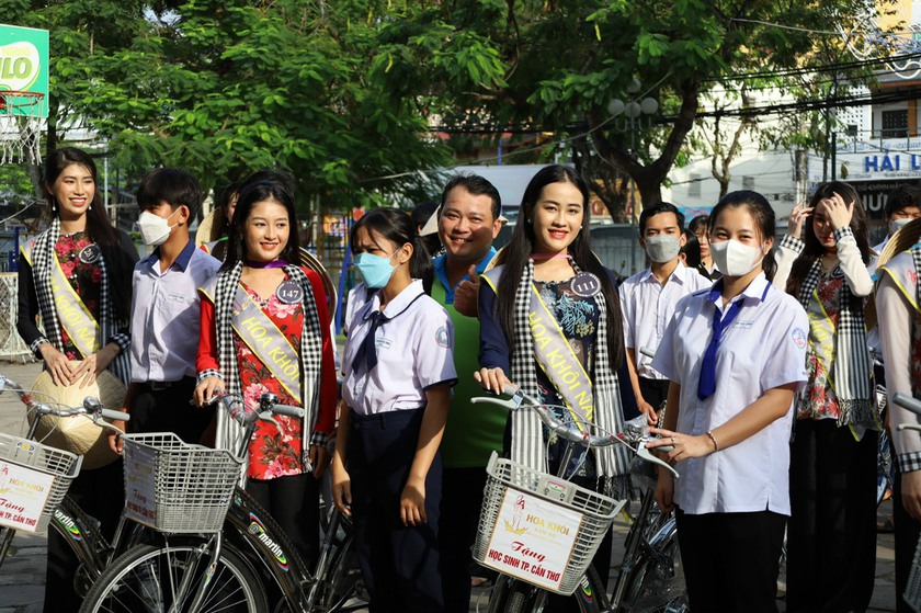 Trao xe đạp cho học sinh vượt khó tại thành phố Cần Thơ - Ảnh 2.