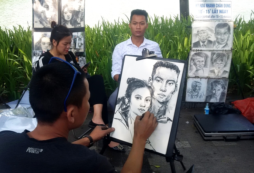 Những góc nhìn về &quot;nghề&quot; vẽ chân dung trên phố đi bộ Hà Nội  - Ảnh 6.