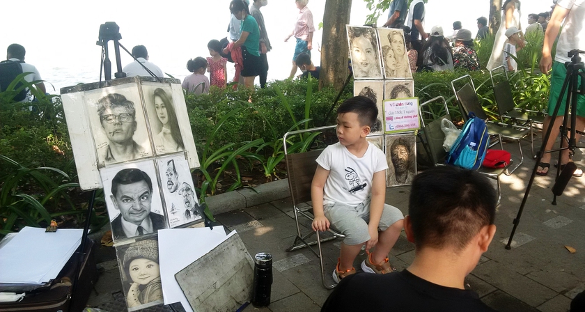 Những góc nhìn về &quot;nghề&quot; vẽ chân dung trên phố đi bộ Hà Nội  - Ảnh 3.