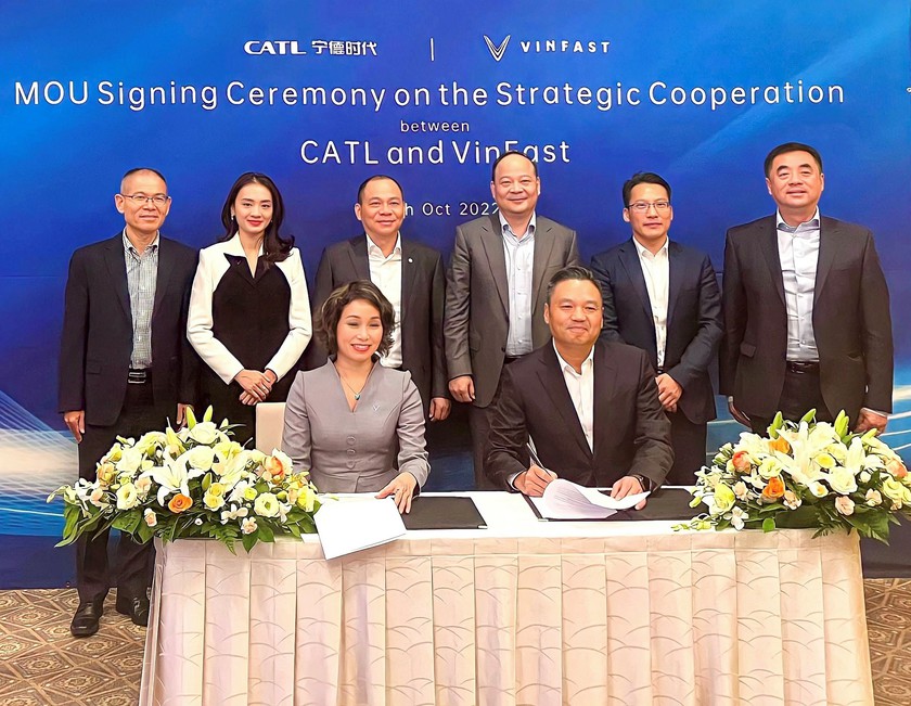 Chủ tịch Vingroup Phạm Nhật Vượng đến Nhật Bản chứng kiến lễ ký kết hợp tác giữa VinFast và CATL - Ảnh 1.