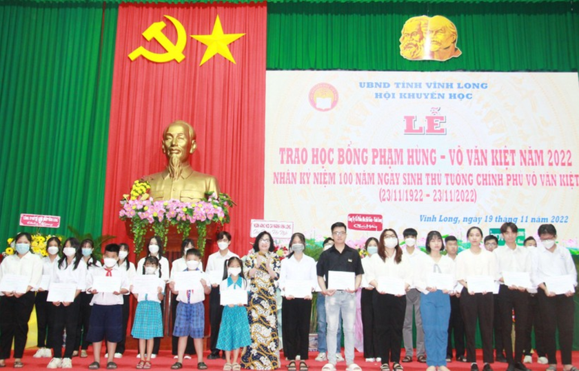 Vĩnh Long trao gần 1 tỷ đồng học bổng Phạm Hùng - Võ Văn Kiệt cho học sinh, sinh viên - Ảnh 1.