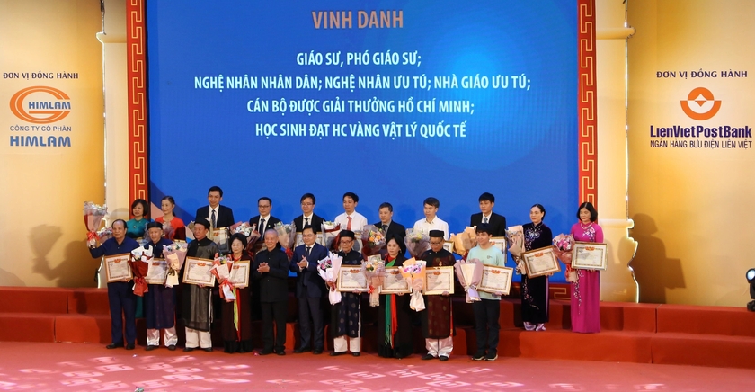 Bắc Ninh: Trao thưởng hơn 3 tỷ đồng “Chắp cánh ước mơ” năm 2022 - Ảnh 1.