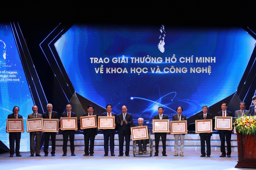 Chủ tịch nước Nguyễn Xuân Phúc trao Giải thưởng Hồ Chí Minh, Giải thưởng Nhà nước về khoa học và công nghệ - Ảnh 2.