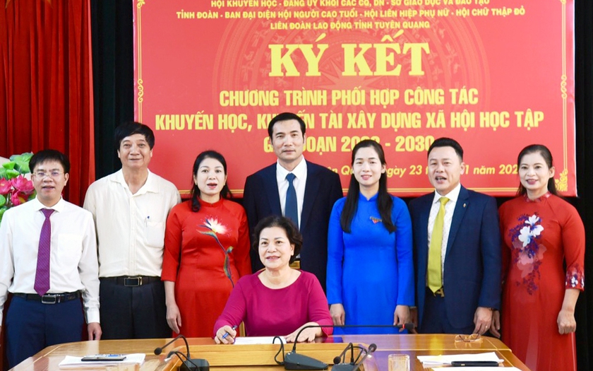 Hội Khuyến học tỉnh Tuyên Quang ký kết chương trình phối hợp công tác khuyến học, khuyến tài, xây dựng xã hội học tập - Ảnh 2.