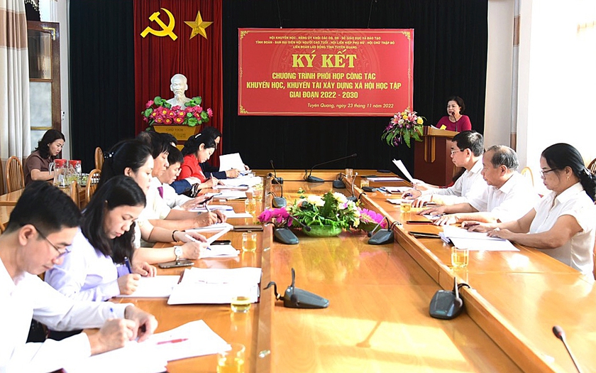 Hội Khuyến học tỉnh Tuyên Quang ký kết chương trình phối hợp công tác khuyến học, khuyến tài, xây dựng xã hội học tập - Ảnh 1.