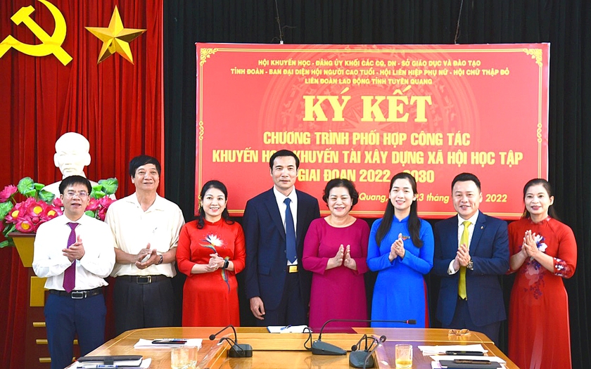 Hội Khuyến học tỉnh Tuyên Quang ký kết chương trình phối hợp công tác khuyến học, khuyến tài, xây dựng xã hội học tập - Ảnh 3.