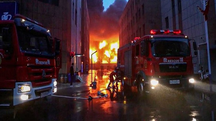 Cháy chung cư ở Trung Quốc làm 10 người thiệt mạng - Ảnh 1.