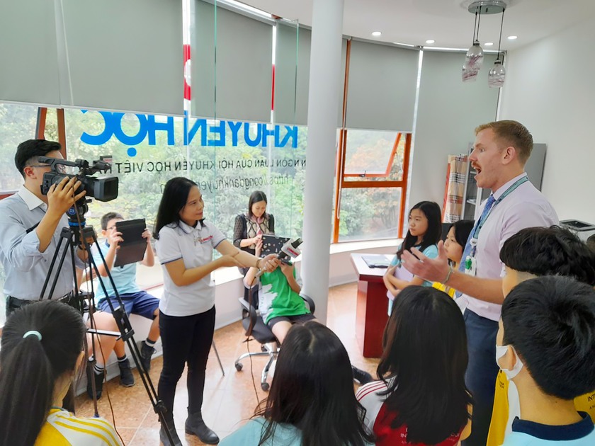 Học sinh Trường Quốc tế Anh Việt Hoàng Gia tìm hiểu quy trình làm báo hiện đại tại Tạp chí Công dân & Khuyến học - Ảnh 7.