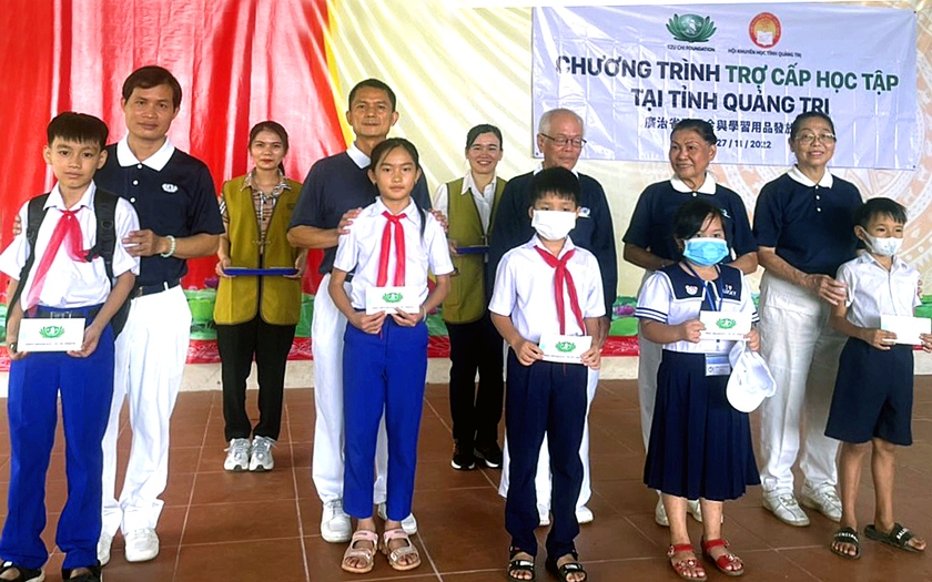 Quảng Trị: Trao học bổng cho học sinh nghèo vượt khó hiếu học 2 huyện Vĩnh Linh, Triệu Phong. - Ảnh 1.