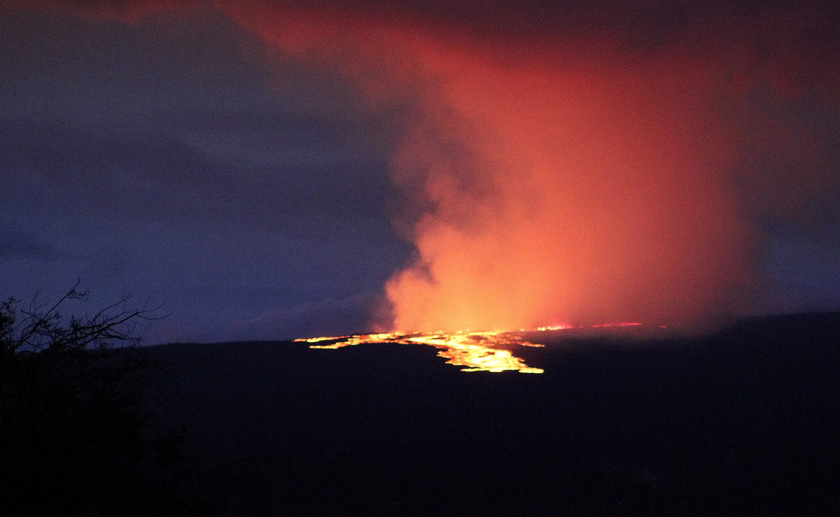 Ảnh núi lửa lớn nhất thế giới phun trào sau gần 40 năm ngủ yên - Ảnh 11.